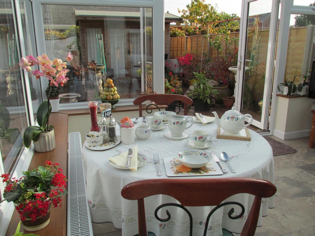Albertine ,A Warm Welcome Awaits You ,Offering Room Only Or Bed And Breakfast ,Ideal Location For Solent Way ,High Street ,Isle Of Wight ,New Forest Lymington Exterior foto