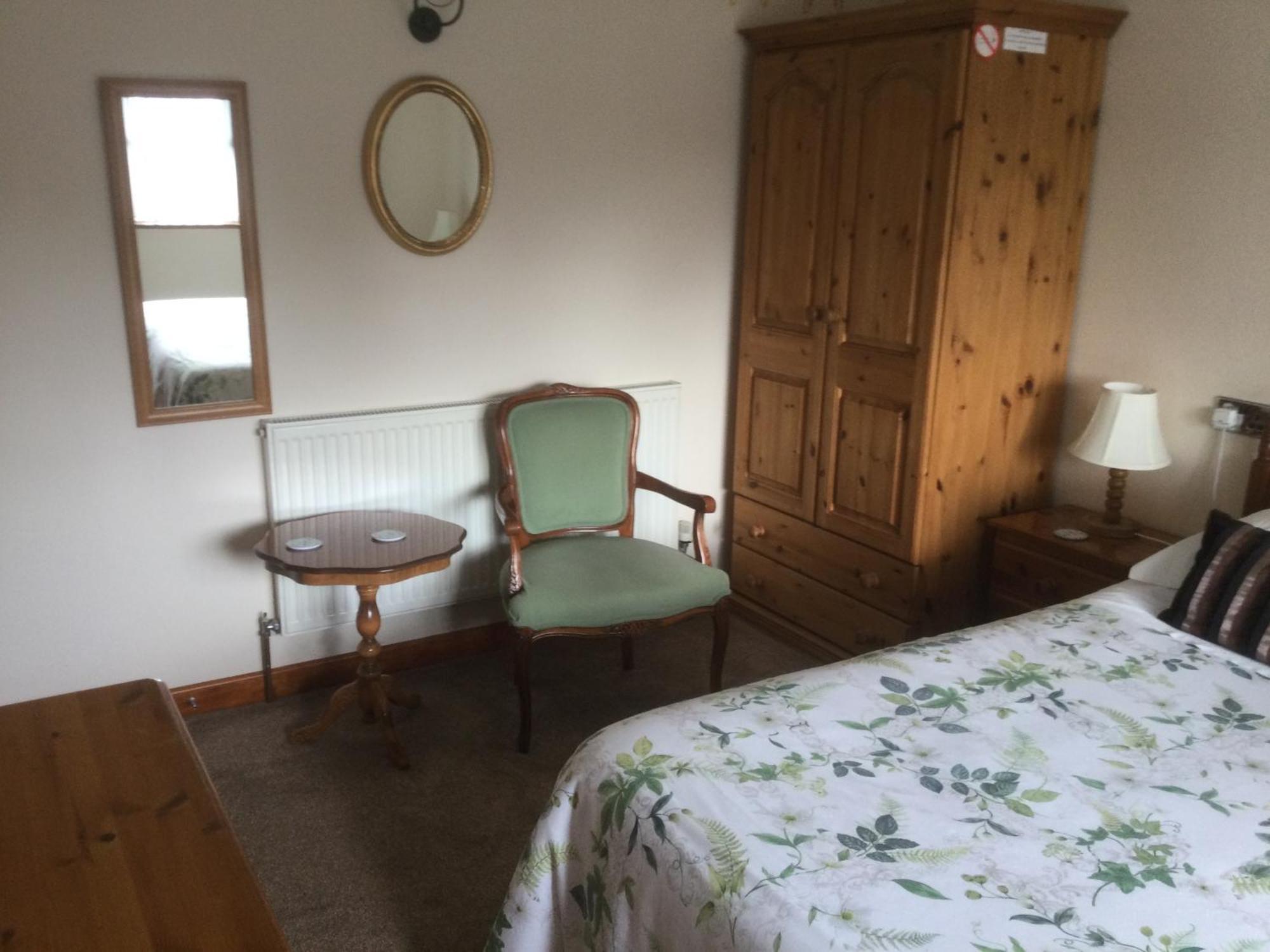 Albertine ,A Warm Welcome Awaits You ,Offering Room Only Or Bed And Breakfast ,Ideal Location For Solent Way ,High Street ,Isle Of Wight ,New Forest Lymington Exterior foto